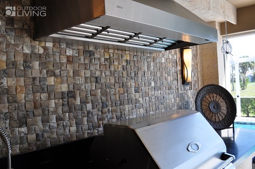 Outdoor kitchen with a stunning wall design and a BBQ grill