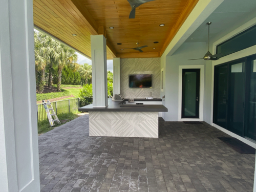 Outdoor kitchen with beautiful porcelain tiles